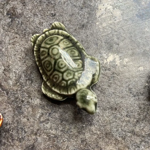 15 Wade whimsies red rose tea figurines. - Picture 4 of 4